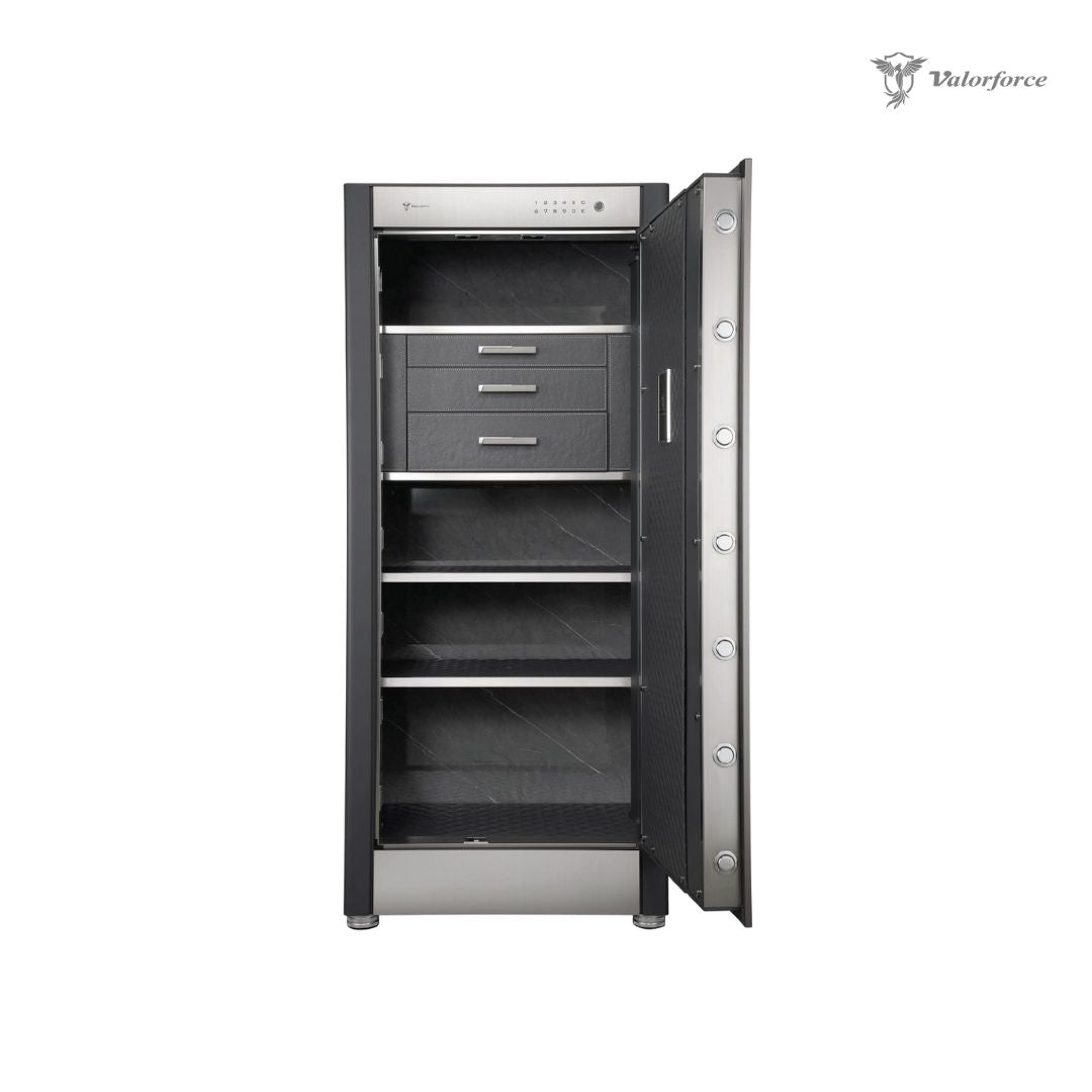 Heavy-duty zinc alloy handle on R150 safe
Large stainless vault for documents and jewelry – R150 model