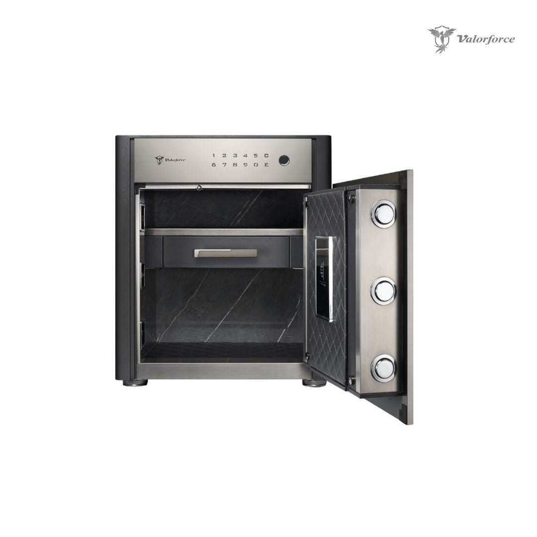 Stainless jewelry safe with biometric lock panel – Revival R45
Elegant zinc alloy handle on Revival R45 safe